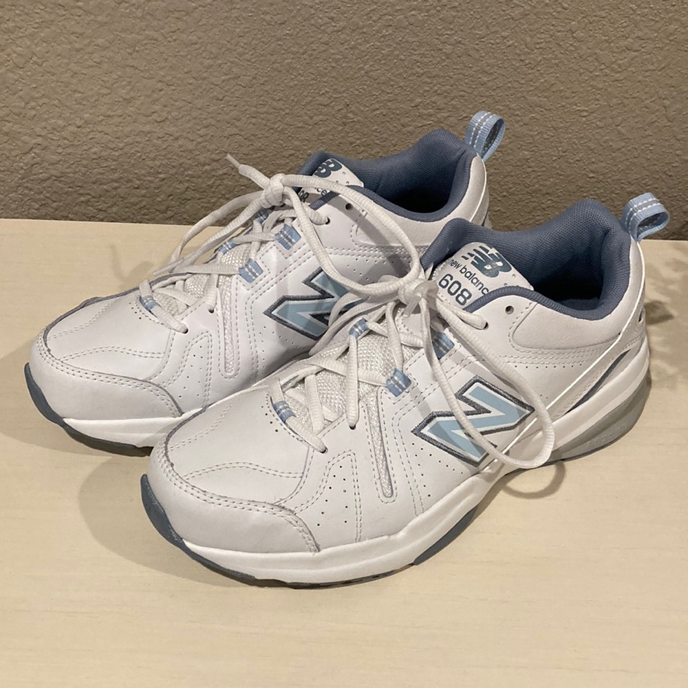 Women’s size 9D Wide New Balance Shoes 608